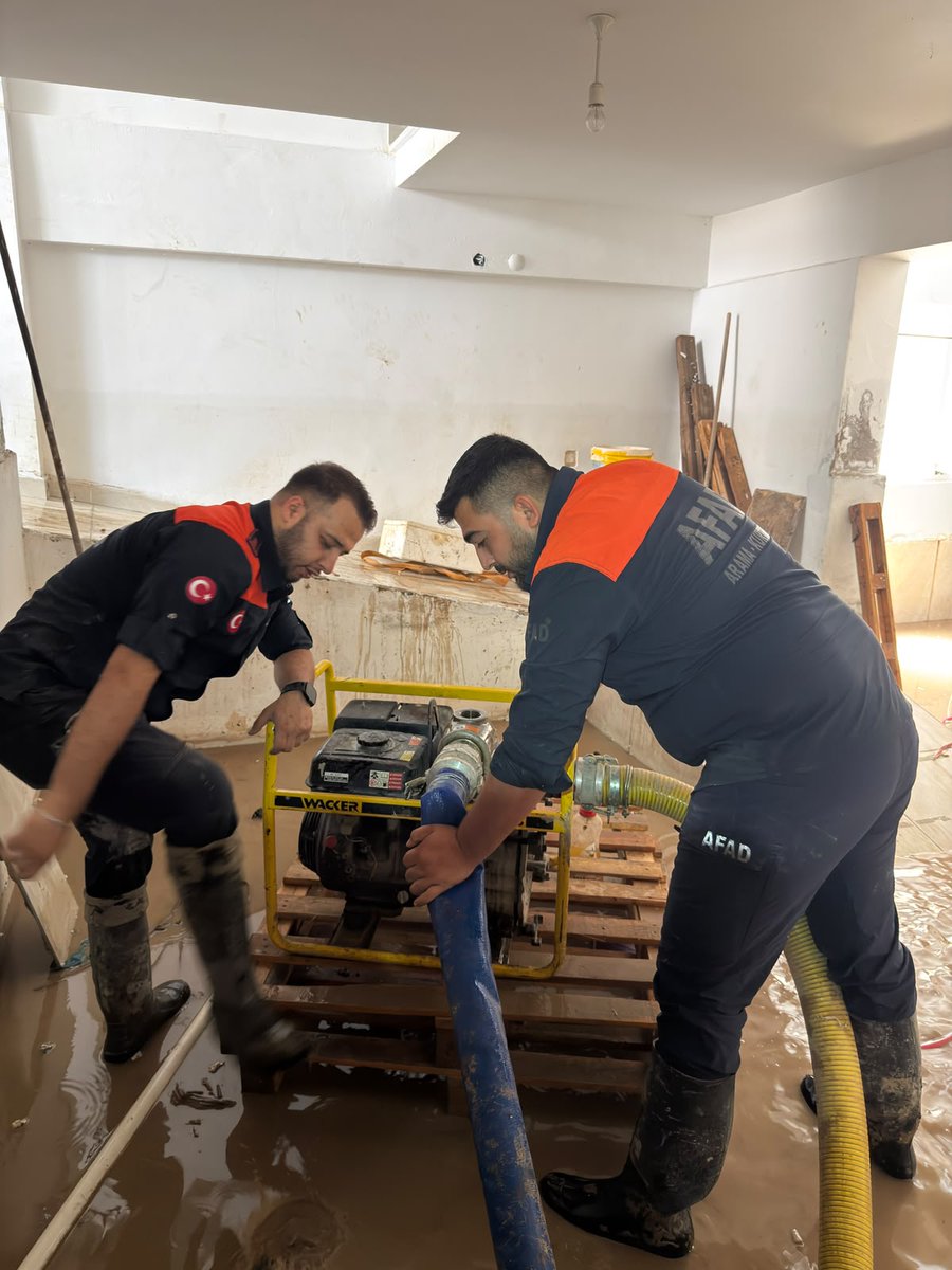 AFAD_Bartin's tweet photo. Ekiplerimiz, AFAD Başkanlığımız koordinasyonunda ilgili kurumlarla iş birliği içerisinde tahliye ve iyileştirme çalışmalarına destek vermek amacıyla sahadaki görevlerini aralıksız sürdürmektedir.

@AFADBaskanlik 
@tcbartinvalilik https://t.co/jdM9M2JAvE