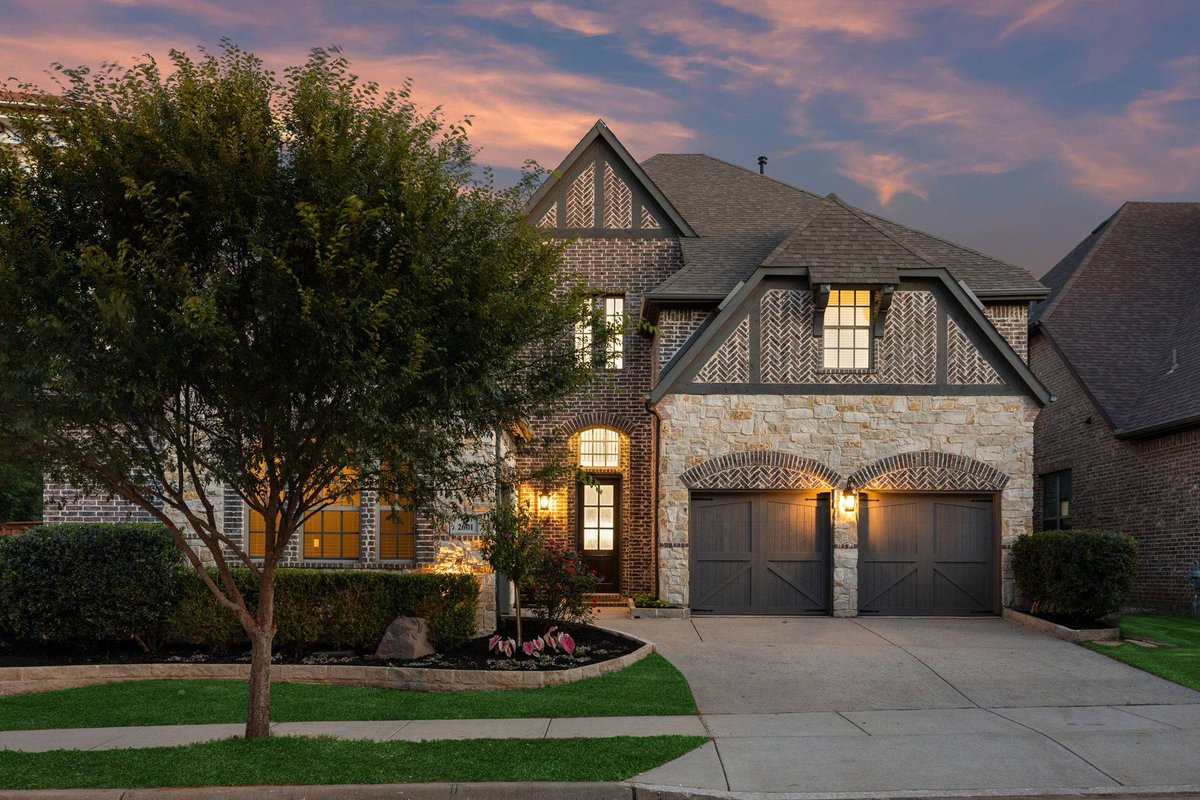 Kings_RE_Group's tweet photo. 🔥 Lakeside luxury in Flower Mound won’t wait—2601 Fairhill LN is active and ready to wow.
Fully remodeled 4BR home on an oversized corner lot, just a 5-minute walk to Grapevine Lake.
#FlowerMoundTX #LakeLife https://t.co/VHItnYh1vZ