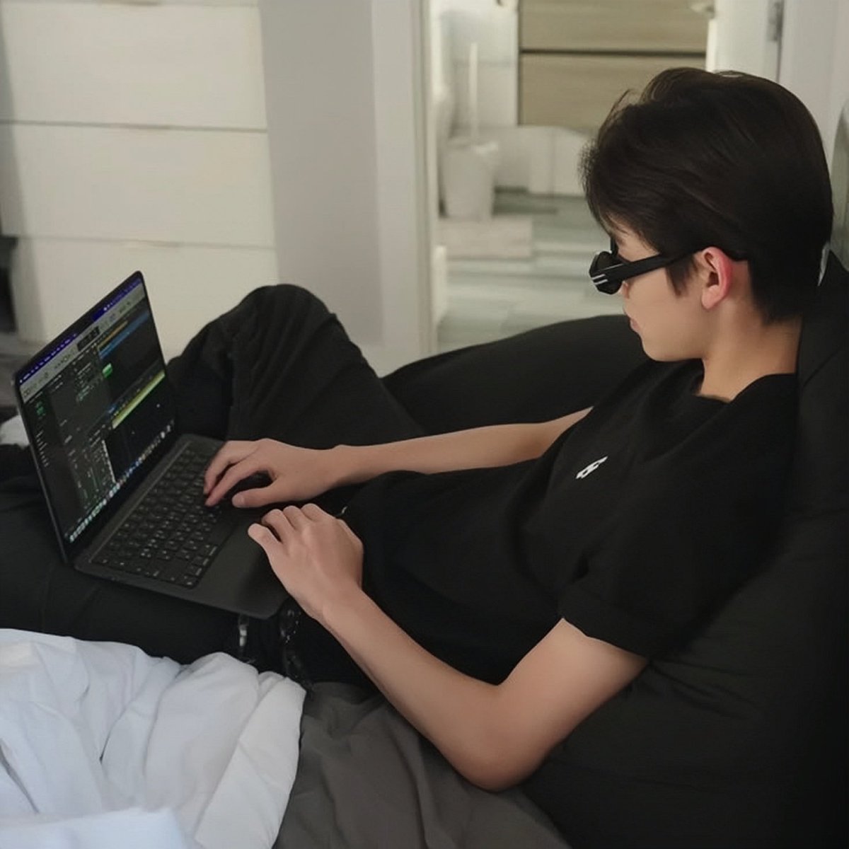 eomghello's tweet photo. bringing back seonghyeon’s macbook because he’s iconic🤍 https://t.co/Y8jcW6IaTk