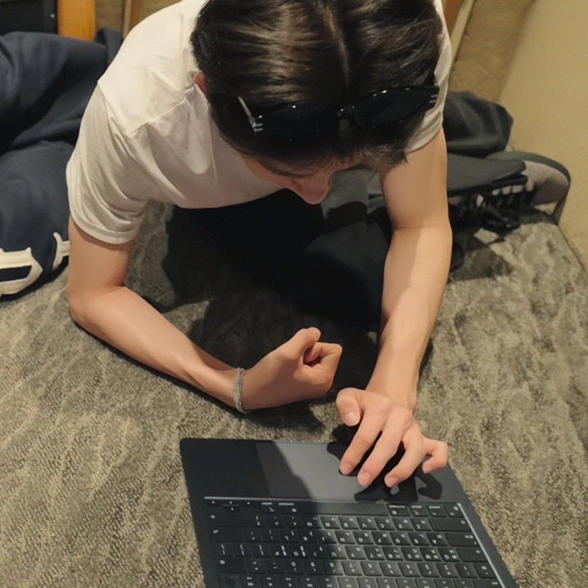 eomghello's tweet photo. bringing back seonghyeon’s macbook because he’s iconic🤍 https://t.co/Y8jcW6IaTk