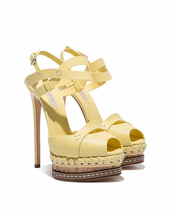 softblurss's tweet photo. Casadei 💛 https://t.co/j74Znw3IZ4