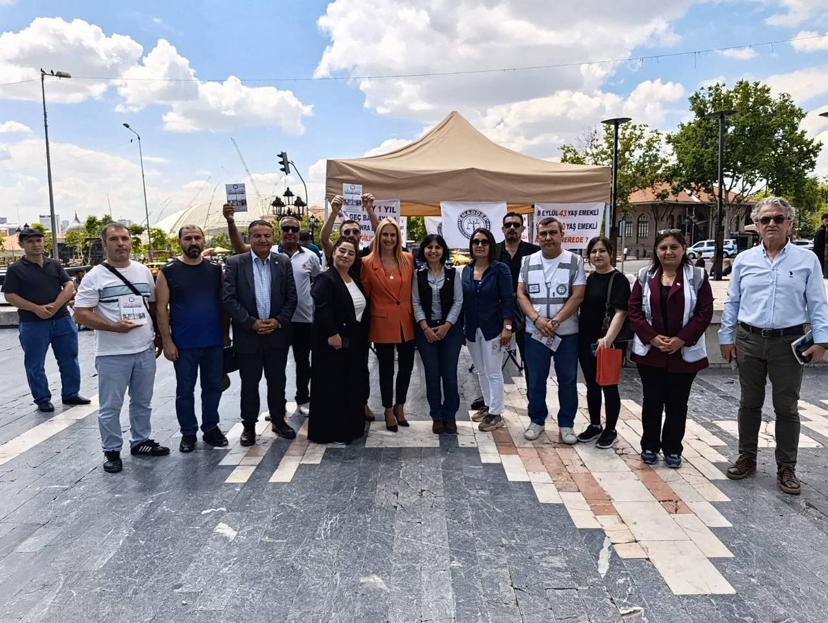 EmadDernegi's tweet photo. 📢 EMADDER ANKARA TEMSİLCİLİĞİ

🟠 İYİ PARTİ

@iyiparti
@MDervisogluTR
@ipekozkal
@YenerYILDIRIM06
@EYPURAL

Ankara’da gerçekleştirdiğimiz stand ve broşür etkinliğimizi ziyaret ederek bizleri onurlandıran İYİ Parti Sosyal Politikalardan Sorumlu Genel Başkan Yardımcısı Sayın İpek Özkal, Ankara İl Başkanı Baş Danışmanı Sayın Eyüp Ural ve İYİ Parti Çankaya İlçe Teşkilatı’na nazik ziyaretleri ve destekleri için teşekkür ediyoruz.

Kademeli emeklilik mücadelemize verilen her destek bizler için büyük değer taşımaktadır. Adalet sağlanana kadar birlik ve dayanışma içerisinde mücadelemizi kararlılıkla sürdürecek, milyonların sesi olmaya devam edeceğiz.

Emeklilikte Adalet Derneği

@UGUR__POYRAZ
@omerkarakas_iyi
@ComezTurhan
@HasanToktasTR
@YS_Turkoglu
@ridvanuz17
@Ozturkdenizli
@mehmetakalin22
@2727mmg2727
@cirkinoglu
@Akburak

@EmadDernegi
@EMADDER_KADEME
#KademeSusmayacak