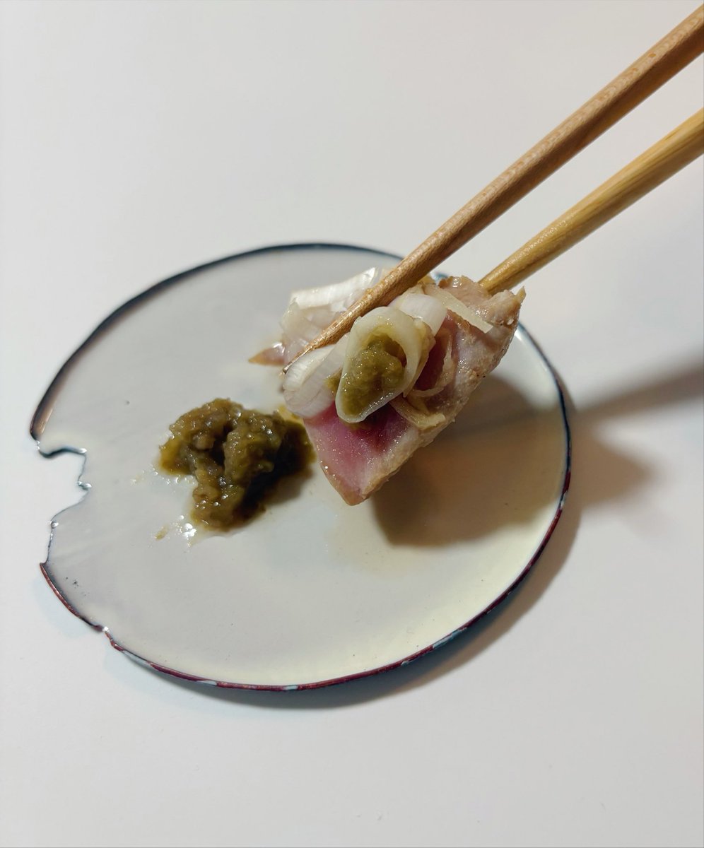 akari_hasegawa's tweet photo. レアマグロのお吸い物。薄く切ったキハダマグロ80g、長ネギの白い部分(小口切り)30g、生姜千切り10g、醤油小さじ2を器に入れ、あつあつの湯を180ml注いだらさっと混ぜ黒胡椒を。スープを飲み、レアマグロは柚子胡椒をつけて食べます。うううまい。閉店間際のスーパーの刺身、感謝　#限界丁寧ごはん https://t.co/qO73e50Dmy