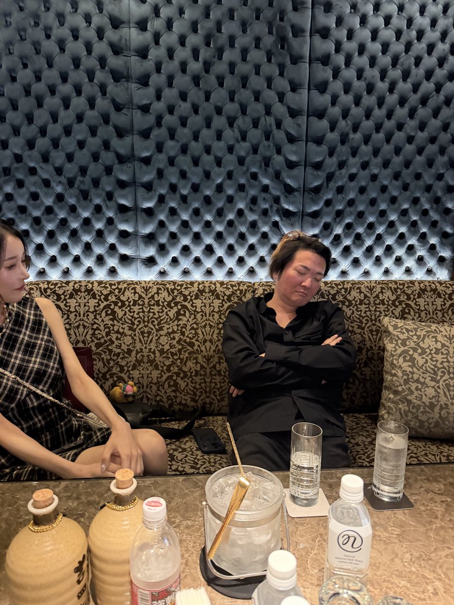 Y_T_official's tweet photo. 指名嬢が来るまで　ガチで寝てる
　彼は本物のサムライだ。 https://t.co/t5oLYFvyGT