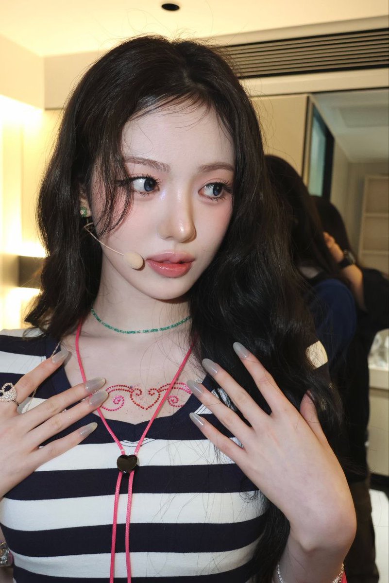 Lceesui's tweet photo. a few little hearts, gently placed over my chest—as if they know where all my love belongs. ᘏ   .ᐟ ﹒﹒ ୨୧ https://t.co/0dQedJNm4C