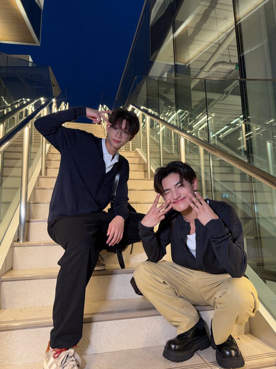 DICE_SONRAY's tweet photo. “Cat on the Cloud แมวขึ้นบ้านใหม่...มีอะไรใหม่ ๆ ” ขอบคุณที่ชวน #OTTOsippavitch และ #FRAMEtanannat มาร่วมงานในวันนี้นะครับ ยินดีกับรายการใหม่ CATEXPOP ด้วยนะค้าบบ 😺⭑.ᐟ

#CatontheCloud 
#CATRADIO
#CATEXPOP
#DICE_SONRAY 
#SONRAYMUSIC https://t.co/w9DSgys3QM