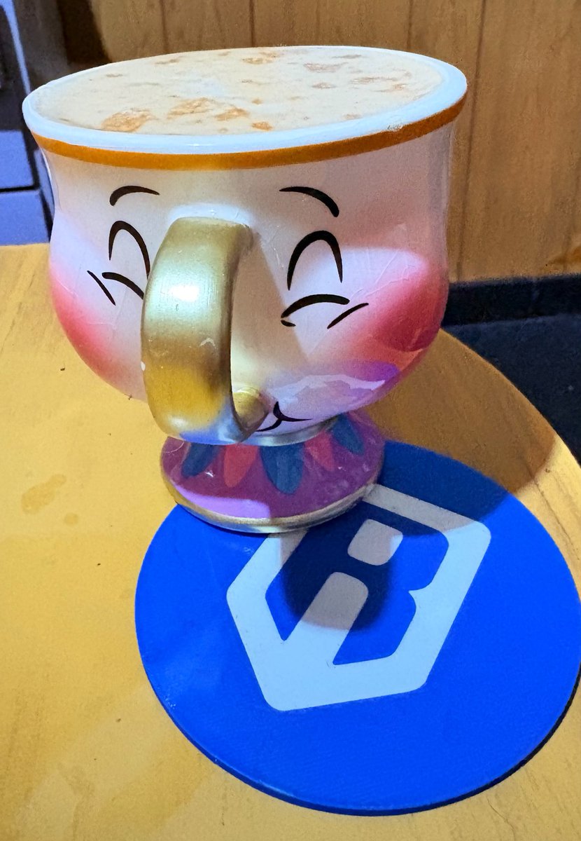 brisa_bit's tweet photo. Good morning, @Ronin_Network community 💙

I’m already starting my day with some coffee in my favorite mug and, of course, my Ronin coaster 💙💙

How many coffees have you had already? ☕️

#kindcreator #disney #coffee https://t.co/DbI6KSaQO2