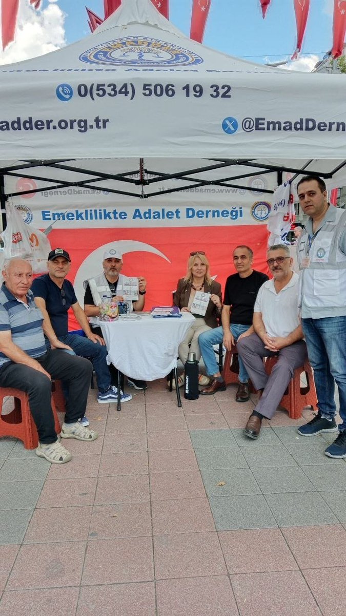 EmadDernegi's tweet photo. 📢 EMADDER İSTANBUL SULTANGAZİ TEMSİLCİLİĞİ

🟠 SULTANGAZİ İYİ PARTİ

@iyiparti
@MDervisogluTR
@ipekozkal
@Yucel_Coskun
@iyiparti_34
@iyi_g43107
@Hlya67169562

26 Temmuz 2026 Pazar günü gerçekleştirdiğimiz stand ve broşür etkinliğimizi, İYİ Parti Sultangazi İlçe Başkanı Sayın Hülya Şenyürek ve beraberindeki heyet ziyaret ederek mücadelemize destek verdi.

Nazik ziyaretleri ve kademeli emeklilik mücadelemize verdikleri kıymetli destek için kendilerine teşekkür ediyoruz.

İnandığımız yoldan vazgeçmeden, adalet mücadelemizi kararlılıkla sürdürmeye ve milyonların sesi olmaya devam edeceğiz.

Emeklilikte Adalet Derneği

@aefakibaba
@omerkarakas_iyi
@55erhanusta
@Akburak
@stselcan
@YS_Turkoglu
@Turhan_Comez
@SBugraKavuncu
@enveryilmazordu
@UGUR__POYRAZ
@HasanToktasTR
@KevserOfluoglu
@55erhanusta
@avalperakdogan
@imrennilayt

@EmadDernegi
@EMADDER_KADEME
#KademeSusmayacak