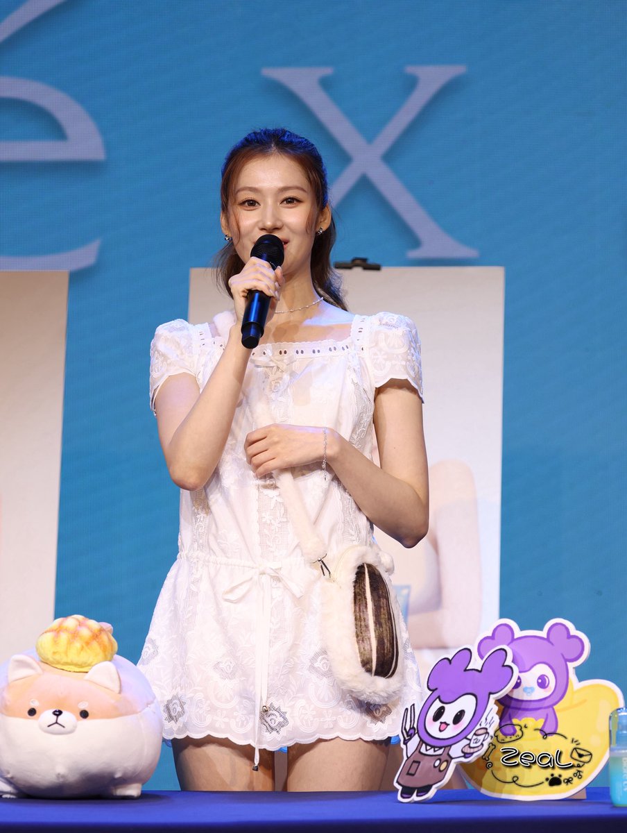 ZeaL_815's tweet photo. 그렇게 좋아하는데 왜 안 가져가~ 내가 그냥 줄게! 🥺

#트와이스 #TWICE #トゥワイス #사나 #SANA #サナ https://t.co/25P6TOtmt1