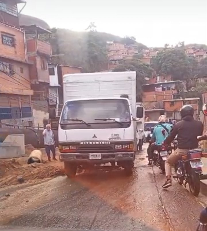KatiuskaRusso's tweet photo. Meses atrapados en las colas de La Yaguara, vía al Junquito, por obras que parecen no tener fin ¿Quién responde por este retraso? Los habitantes ya no aguantan más. Basta de indolencia @garcesf_ing @prensaobrasccs @delcyrodriguezv     @gestionperfecta #LaYaguara Sin Respuestas. https://t.co/wtCVFEiDpp