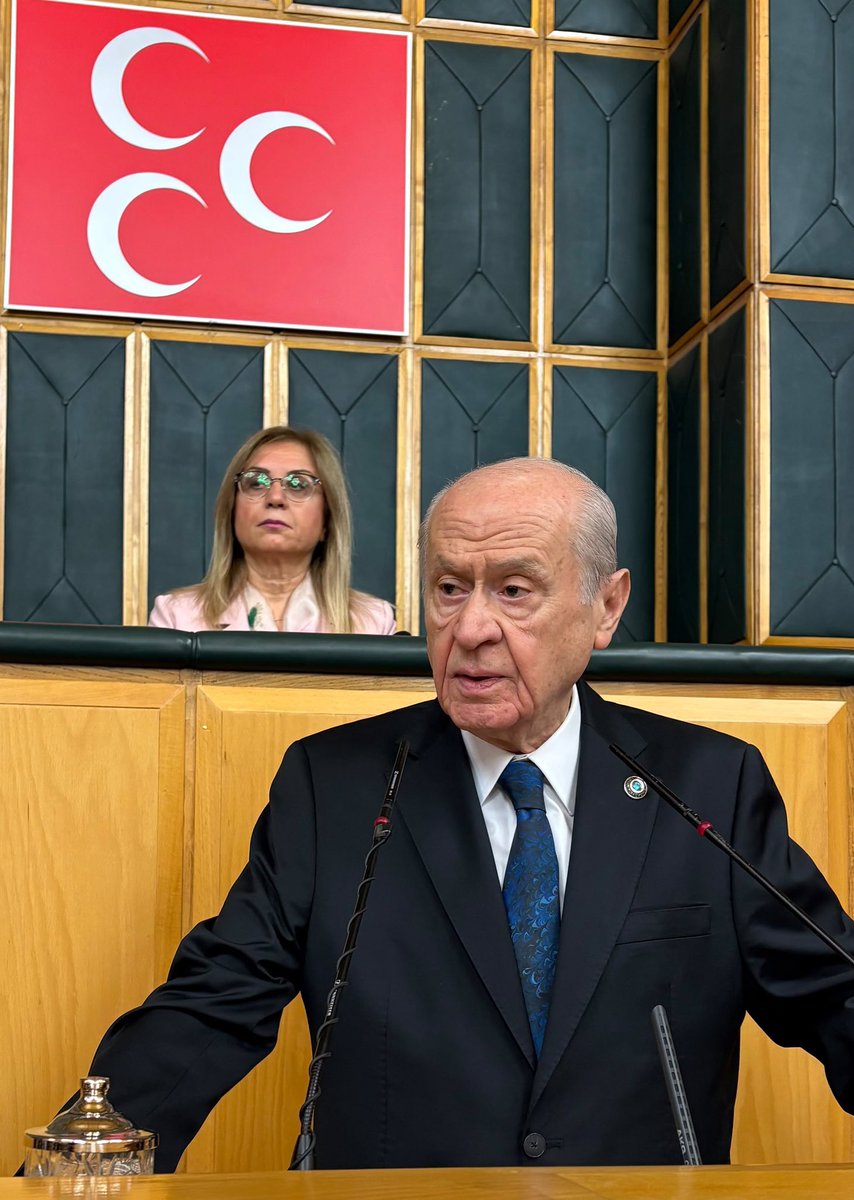ayyildirim1's tweet photo. Türk siyaseti, tarihi devlet geleneğiyle şekillenmiş, Meşrutiyet’in kazanımları ışığında ve nihayet Cumhuriyet’in ilanı ile çok partili hayata geçiş süreci ile ivme kazanmış; millet iradesinin zaman zaman hararetli tartışmalar ve kürsüler arası sert gerilimlerle sınandığı; dönem dönem çatışmalı safhalar yaşasa da nihai meşruiyetini devlet aklında bulan toplum hayatımızın ayrılmaz bir parçasıdır.

Türkiye Cumhuriyeti Devleti ve aziz Türk milleti; siyasi partilerin üstündedir. Türk milleti, siyasetin merkezinde ve bütün siyasi yapıların üzerindedir. Hiçbir parti içi mücadele, hiçbir koltuk çekişmesi ve hiçbir şahsi kırgınlık, ülkemizin ortak geleceğinden daha önemli kabul edilemez.

Cumhuriyet Halk Partisi, kuruculuğunu ilk Cumhurbaşkanımız ve ebedi Başkomutanımız Gazi Mustafa Kemal Atatürk’ün üstlendiği, Türk siyasi hayatının köklü kurumlarından biridir.

Milliyetçi Hareket Partisi ile Cumhuriyet Halk Partisi arasında fikir, siyaset ve dünya görüşü bakımından bugün gelinen noktada derin ayrılıklar bulunduğu açıktır. Bu ayrılıklar demokratik hayatın tabii neticesidir. Bu netice elbette siyasi hayatımızın motifleri olan diğer partiler için de geçerlidir. Farklılıkların varlığı bir zafiyet işareti sayılamaz. Bilakis, milli sınırlar ve demokratik meşruiyet içinde kalan her düşünce, Türk siyasetinin ve demokrasi hayatının zenginliğine katkı sunmaktadır.

Türk demokrasisi, bütün partilerin aynı kelimeleri tekrar ettiği renksiz ve ruhsuz bir zeminde hiçbir zaman bulunmamıştır. Demokratik hayat; farklı seslerin duyulduğu, farklı fikirlerin millet huzurunda yarıştığı, ancak devletin bekası ve milletin birliği söz konusu olduğunda müşterek bir iradenin ortaya konulduğu büyük bir milli mutabakattır. Siyasi farklılıkları çatışmanın bahanesi hâline getirmek Türkiye’ye hizmet etmeyecektir. Ayrılığı düşmanlık seviyesine taşımak, rekabeti intikam duygusuyla zehirlemek ve parti içi ihtilafları toplumsal gerilime dönüştürmek Türk siyasetinin itibarına zarar verecektir.

Sayın Kemal Kılıçdaroğlu’nun, uğradığını düşündüğü haksızlıkları dile getirmesi, hukuki imkanlara müracaat etmesi ve yıllarca Genel Başkanlığını yaptığı partisinin geleceğine dair görüşlerini açıklaması en tabii hakkıdır. Sayın Kılıçdaroğlu, Türk siyasetinde uzun yıllar sorumluluk üstlenmiş ve milyonlarca vatandaşımızın demokratik desteğini almış bir siyasetçidir. 

Kendisine yönelik değerlendirmelerin hakaret, küçümseme ve itibarsızlaştırma kampanyasına dönüşmesi doğru değildir.
Bununla birlikte geçmişin bütün kırgınlıklarını bugünün siyaset meydanına taşımak, eski hesapları her fırsatta yeniden açmak ve yaraları sürekli kanatmak da kimseye fayda sağlamayacaktır.

Liderimiz Sayın Devlet Bahçeli