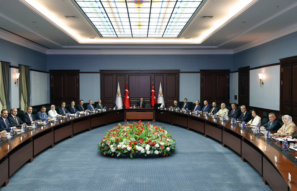acarfaruka's tweet photo. 📍AK Parti Genel Merkezi

Genel Başkanımız ve Cumhurbaşkanımız Sayın @RTErdogan’ın başkanlığında MYK toplantımızı gerçekleştirdik.

Toplantımızda yürüttüğümüz çalışmaları, önümüzdeki döneme ilişkin hazırlıklarımızı ve bölgemizde yaşanan gelişmeleri kapsamlı şekilde istişare ettik. Toplantımızın hayırlara vesile olmasını diliyorum.