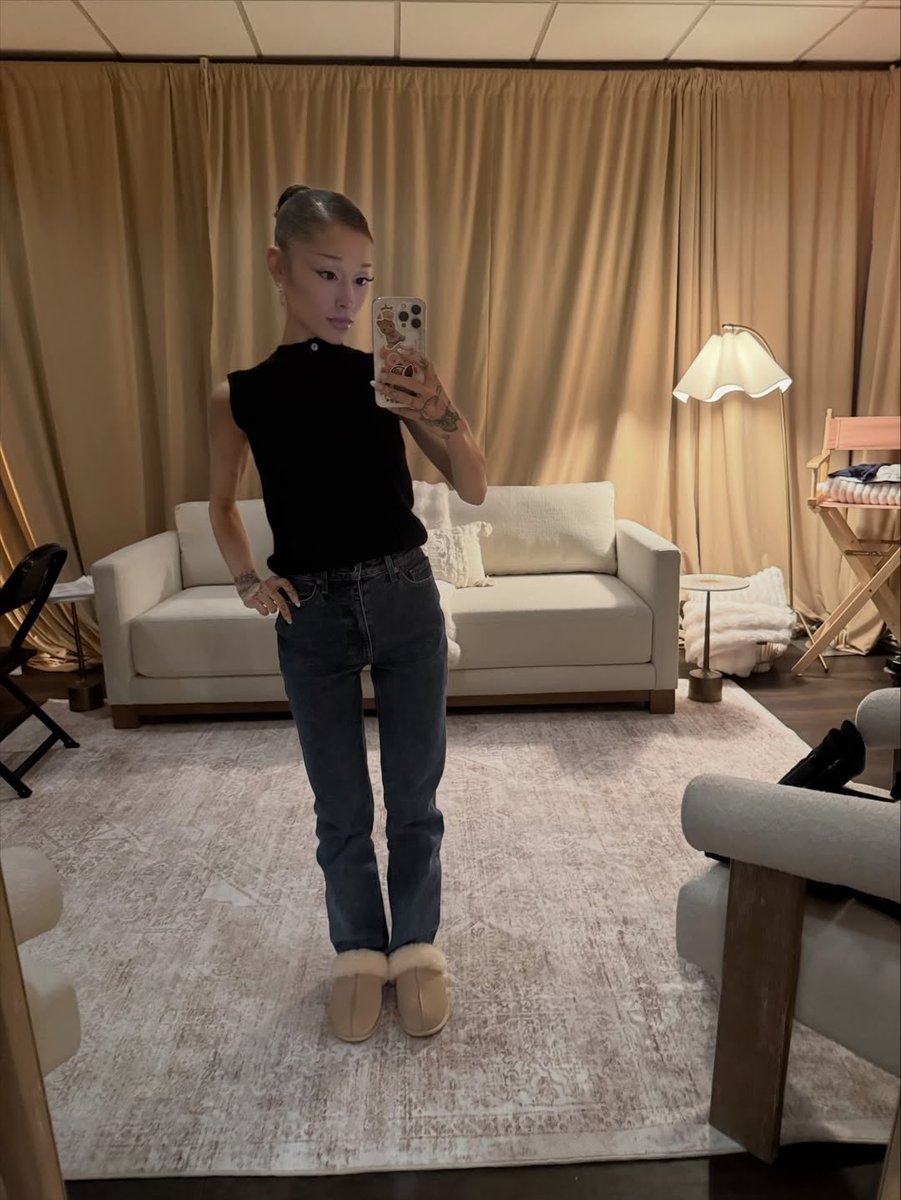 TeamArianaHQ's tweet photo. Absolutely ♡ https://t.co/ISj82JLTza