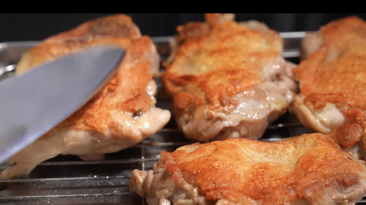 chef_johjiro's tweet photo. 【鶏のソテー オレンジソース】
という名の鶏もも肉と柑橘
フレンチの基本にして王道、古典的な組み合わせ。
本来は鴨肉と合わせるのが基本だけれど日本に馴染みのある鶏肉で。

鶏もも肉を皮目はパリッと香ばしく焼き上げ、オレンジの果汁で甘酸っぱく爽やかなソースに仕上げる。
これだけだが、ここまで奥行きが出るのかと感じる気品のある一皿になる。
鶏肉に含まれる旨味、オレンジの持つ爽やかな酸味と果実味が合わさる事で、味わいのコントラストと相乗効果も完璧。
この二つから溢れる鶏の旨味とオレンジ果汁を合わせ、そこにバターやオリーブオイルで乳化を促進させてソース状に繋ぎ合わせる。

柑橘の酸味には『重たい脂を断ち切り、香りを立体的に広げる』そんな役割をイメージしています。

ビターな爽やかさ、フルーティーな甘みも加わり一皿としての厚みがが増す。
このソースがある事で
『舌の上で旨味がすっきりとキレる』
『口当たりが上品で華やかになる』

結果、
同じ塩分・同じ旨味量でも「味わいに立体感が出る」。

鶏料理の基本の型の一つと言っていいと思う。
是非。