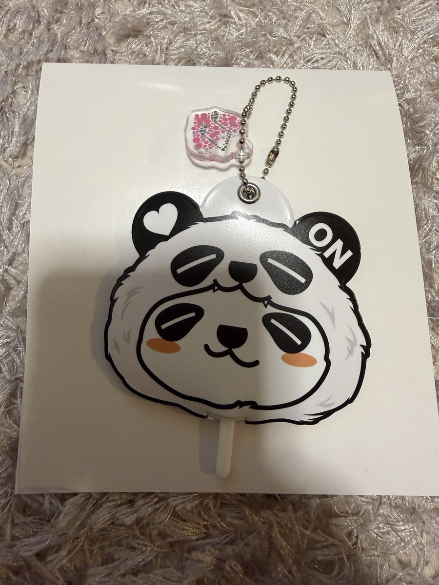akihi115's tweet photo. @ksQueen92 以前交換でお世話になりました。ミニうちわキーホルダー、こちらを所持してますが、テギョンと交換可能でしょうか。ご検討よろしくお願い致します。 https://t.co/Nr7naqyqaK