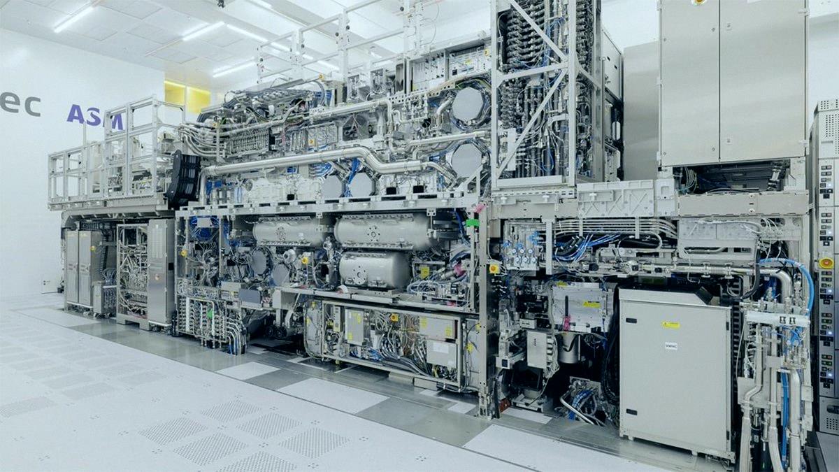 kingyo_za's tweet photo. China 🇨🇳 has kicked off mass production of its own DUV chipmaking tools, a huge step for their tech independence. https://t.co/Uh2jQBBFH1