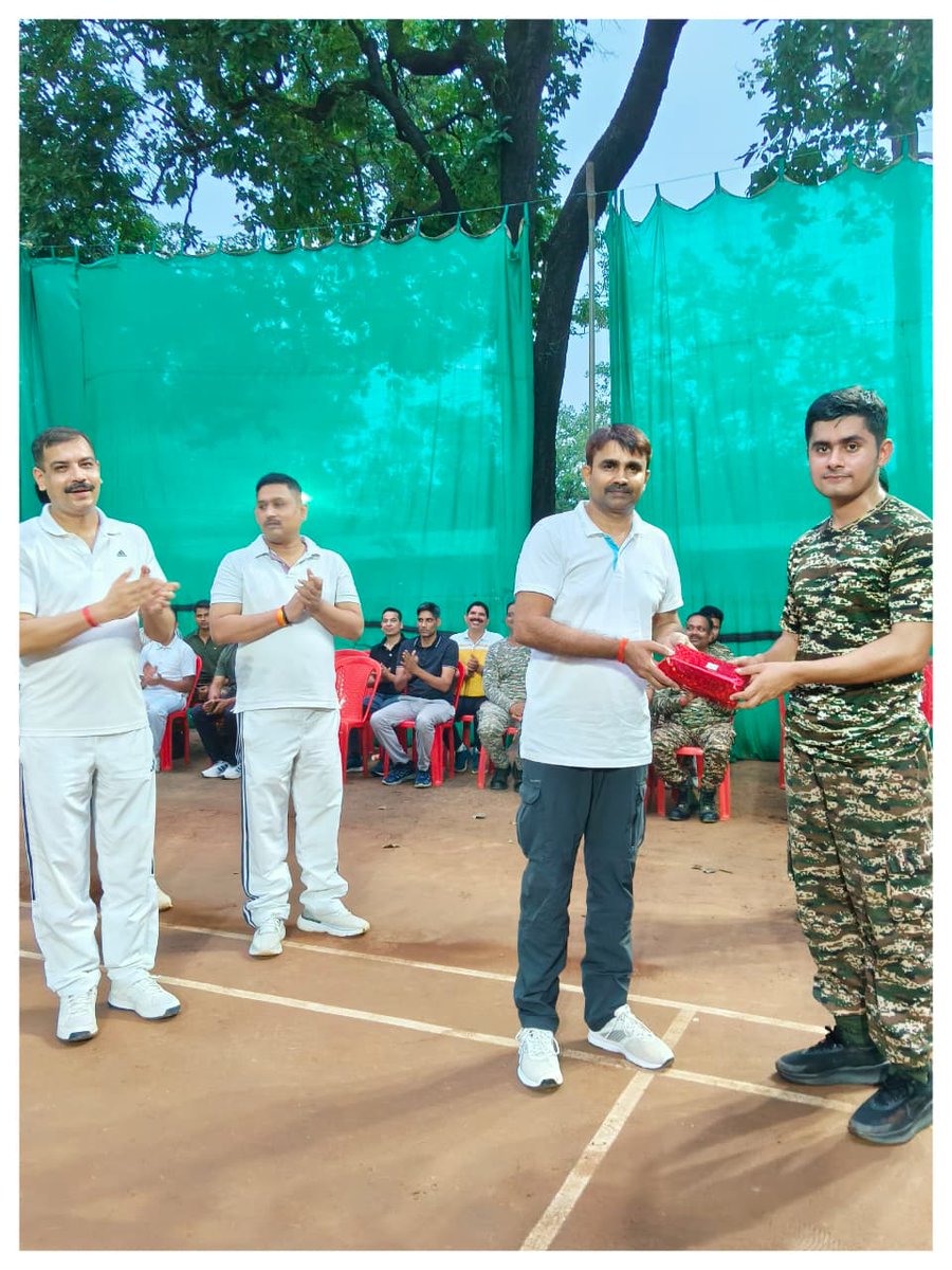 Hqr227's tweet photo. 227Bnद्वारा छoगoस्थित मुख्यoमें88वां #CRPF स्थापना दिवस के उपलक्ष्य में अधिकारियों एवं जवानों के बीच बॉलीबॉल और बैडमिंटन खेल प्रतियोगिता का आयोजन किया गया श्री गोपाल कुमार गुप्ता कमांoने शारीरिक रूप से स्वस्थ रहने हेतु जवानों को खेल गतिविधियों मेंभाग लेने के लिए प्रोत्साहित किया https://t.co/OTHMDGHUpP