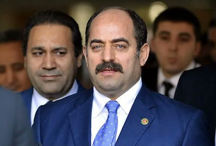 tcdefence's tweet photo. FETÖ yargı kumpaslarının bir numaralı ismi Firari FETÖ'cü eski Savcı Zekeriya Öz, 2020 yılında Almanya'da bir kafede yemek yediği sırada gurbetçi bir Türk tarafından "Sen utanmadan buralarda mı geziyorsun orospu çocuğu" denilerek tekme tokat dayak yemişti.

Aklıma geldi yazayım dedim.