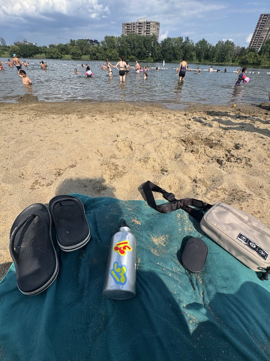 Aiekillu's tweet photo. J'étais en train de chiller à la plage de Verdun hier, puis j'ai croisé un monsieur français qui m'a reconnu. 

Je l'ai invité à jouer au basket, et on a visité le quartier, puis on s'est baigné dans le fleuve. C'était bien cool! https://t.co/VmVe3X02oU