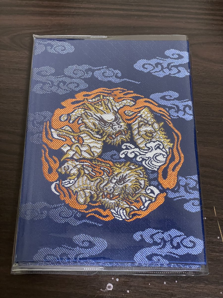 70221110's tweet photo. 前から御朱印帳始めてみたいと思いつつ、タイミングを逃し続けて数年。最初は黄色か赤の御朱印帳をゲットしようと事前に見てたんだけど、現地で好きな色を見つけたので少し悩んでこちらにしました。推しメンの名前の字が入ってる神社から始まるの、なんだかとても良いですね。 https://t.co/tuadJHzkPc