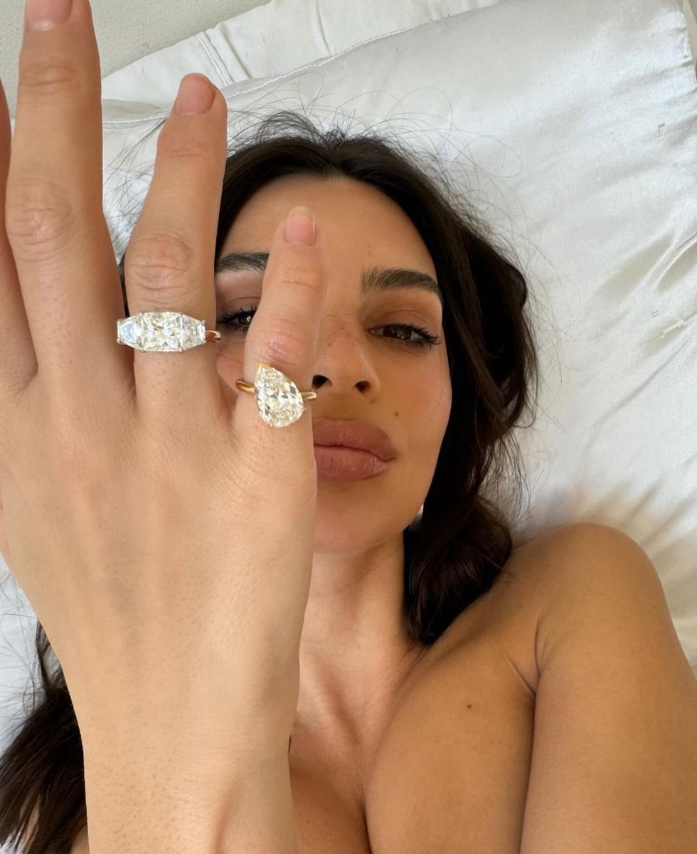 scorpiomuse's tweet photo. when emrata and her ‘divorce rings’ https://t.co/G4Wmj3RSOp