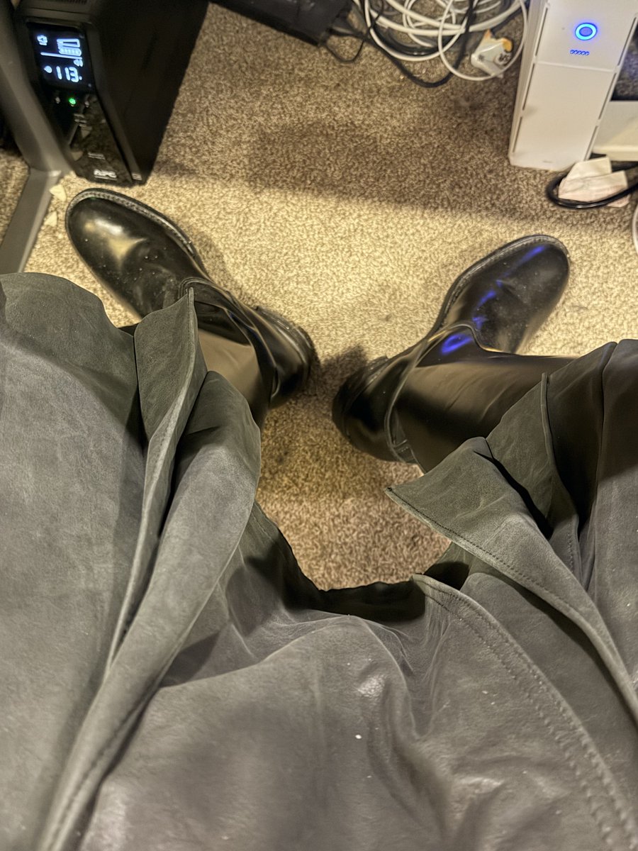 rorwessels's tweet photo. Tall boots with a kilt??  Yes?  No?  The kilt is a leather kilt from @Utilikilts that I have not been able to wear for a while. But I can now, so yay…. The boots are @chippewa_boots but they sadly don’t make boots like this anymore. https://t.co/9N1dde1yr1