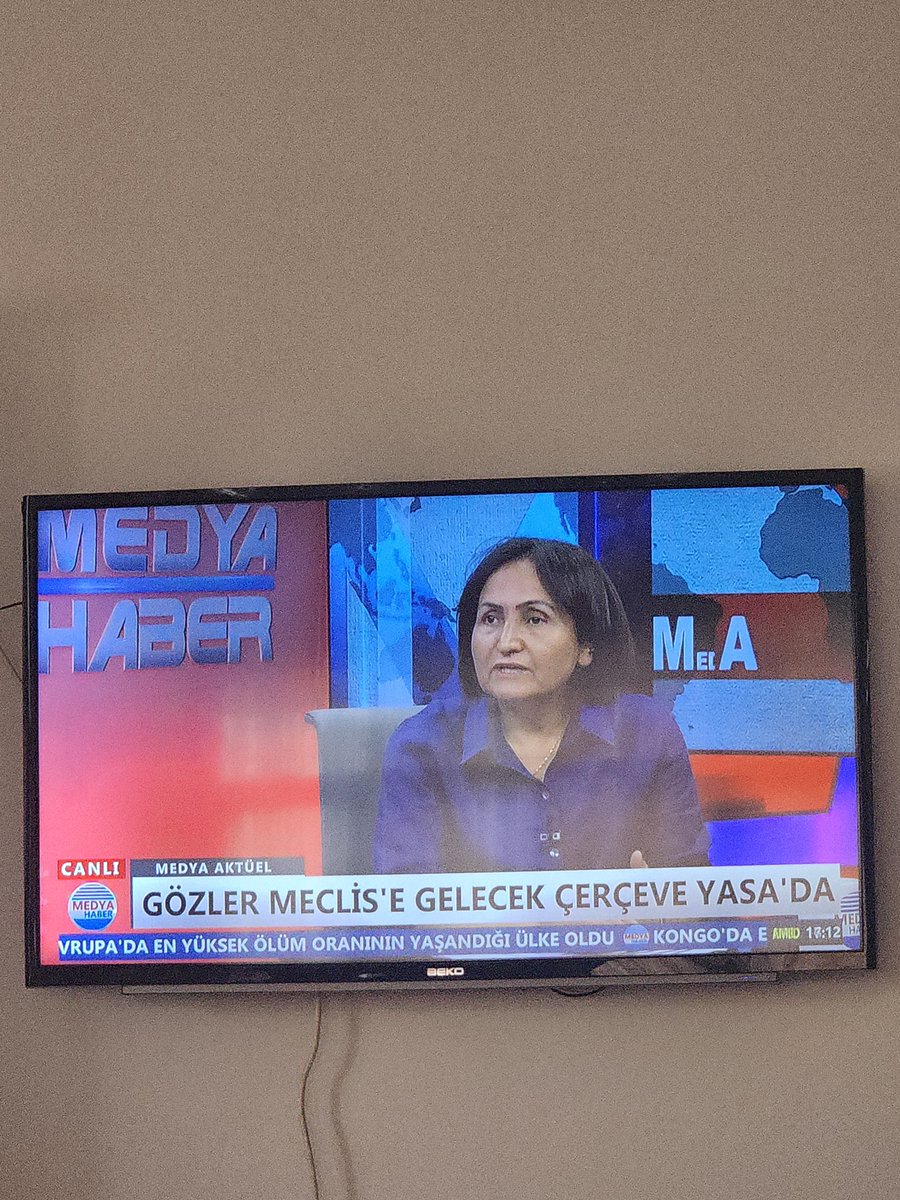 bezarr0's tweet photo. hangi yüzle programa cikiyorsunuz anlamiyorm https://t.co/BsAJ9fHddy