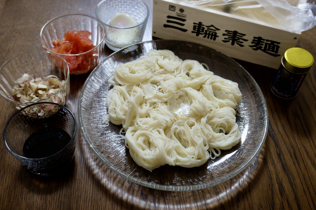 TSgarp1's tweet photo. ということで
「食べる飲む大好きシリーズ」
続きます。

なみちょうこと並木秀介くんにもらった
シャッキシャキなめらか「三輪素麺」に
『マツコの知らない薬味の世界』で
紹介されていた高知の茗荷を添えて

こちらもやはりいただきものの
北海道から津軽海峡を越えて届いた
一番美味しいビールだとおもっている
サッポロクラシックとともに流し込む。

キレとコクとノドごし。
箸もグラスもやめられない止まらない。

サッポロクラシック夏の祭り
ゴールデンカムイ缶は
ついに菊田特務曹長と「ノラ坊」に・・
つわものどもが夢の跡。