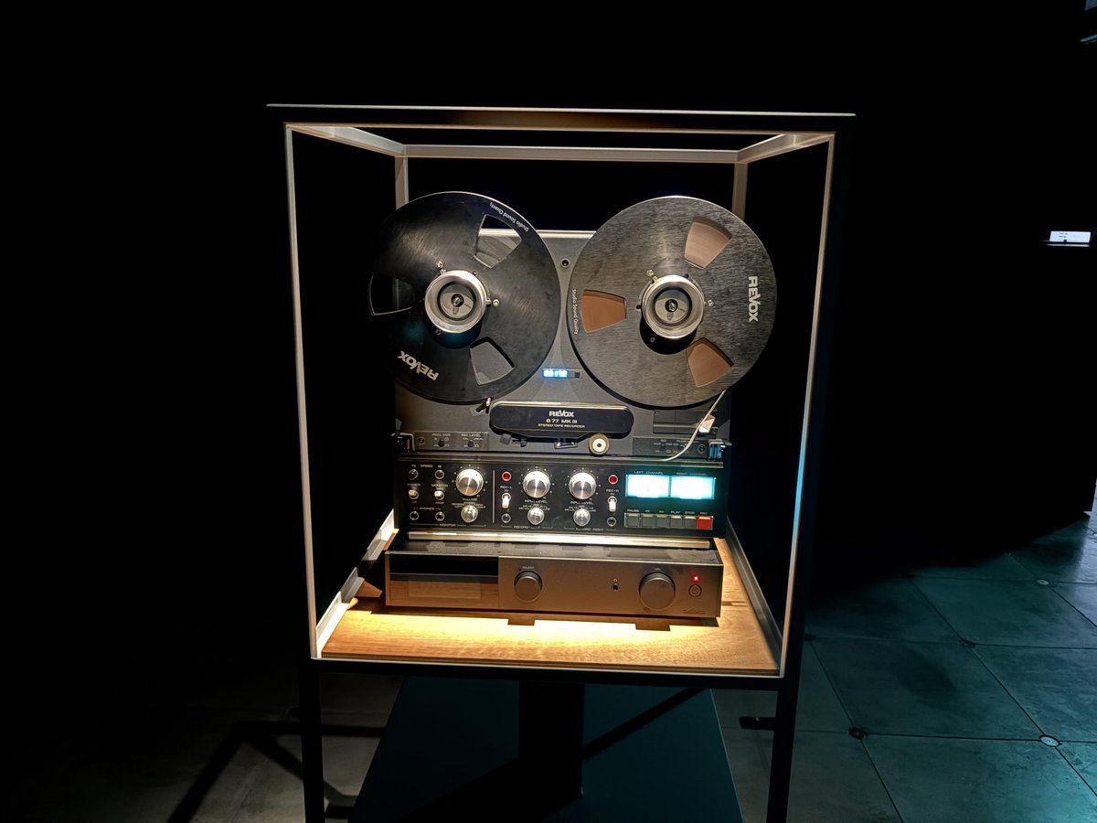 316_radio's tweet photo. 展覧会というより。
ライブを観に行った感覚になった🎶
坂本龍一さんの展覧会。
会場について、専用のゴーグルとヘッドフォンを渡され装着。その後は目の前で現実世界とリンクしたピアノを演奏する坂本教授の演奏を聴くという贅沢な時間に浸れた😌とても良い体験出来ました。ありがとう！ https://t.co/OYkPYOFPmQ