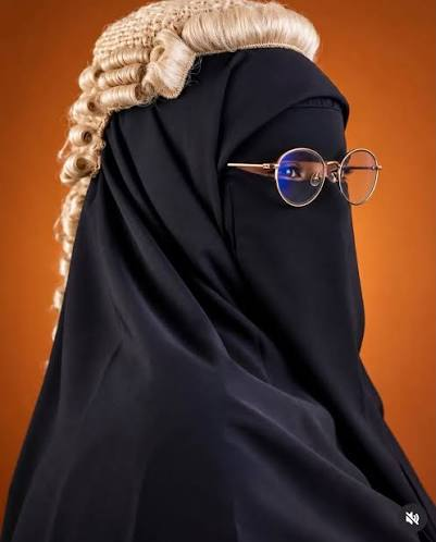 Cultination1's tweet photo. 🇳🇬 ⚖️ 1ère avocate connue au Nigeria à porter le NIQAB

Rodiyah Omotoyosi Mikhail a été appelée au barreau en septembre 2025.  Elle portait le NIQAB sous la perruque et la robe traditionnelles lors de la cérémonie.
(Pulse)