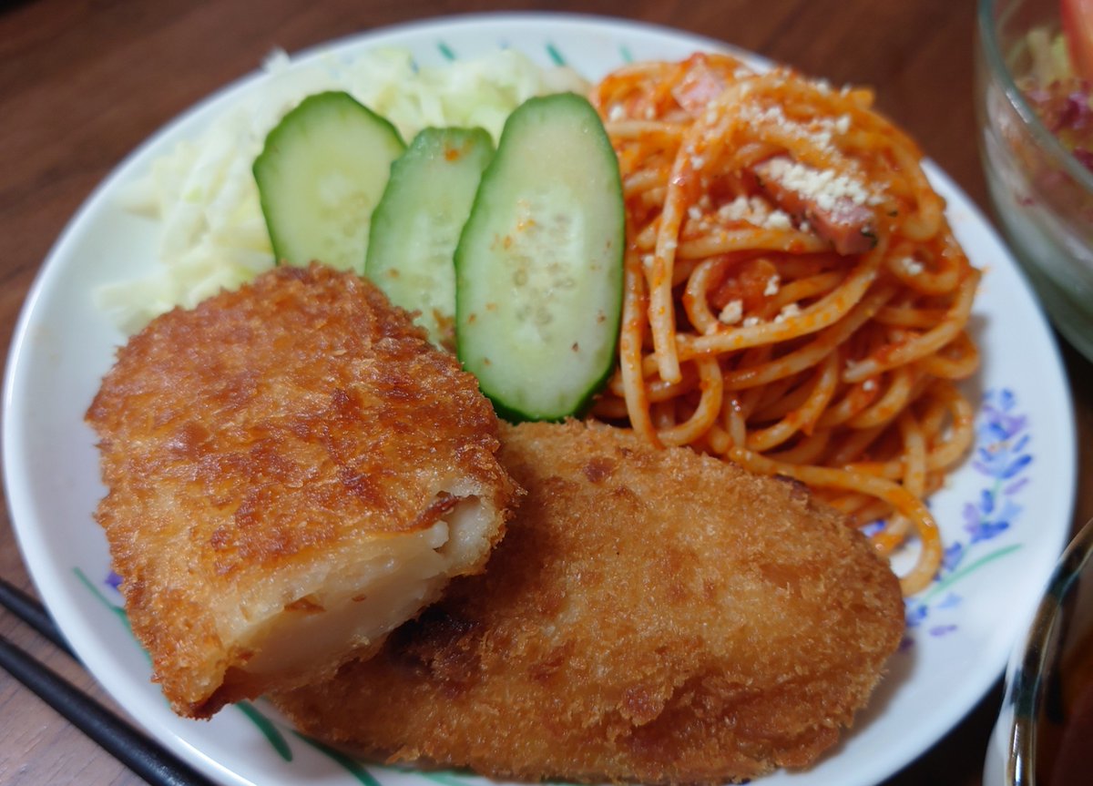 soi_n_one's tweet photo. 今夜は‥
残り一時間で明日ですが‥
デパ地下のデミグラスソースハンバーグと蟹🦀クリームコロッケ、イカフライね🍻🍻
#晩酌 #X晩酌部 #減塩
#とにかく呑み隊 https://t.co/skVPBjNmvw