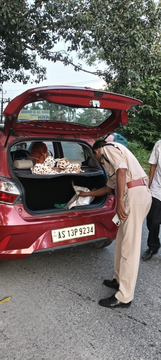udalguripolice's tweet photo. Naka checking continues in the Tangla town area under Tangla Police Station to deter crime, ensure public safety and keep our roads secure.

#AssamPolice #UdalguriPolice #NakaChecking #SafeCommunity
@CMOfficeAssam 
@assampolice 
@HardiSpeaks 
@BaruahPadmanabh https://t.co/gWt7PF1jfa