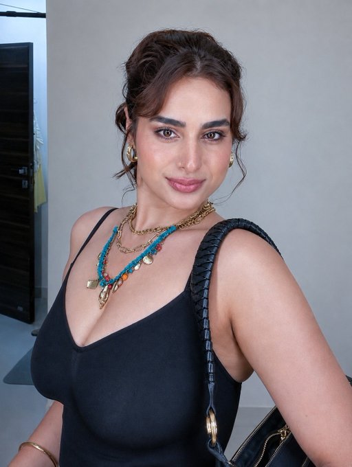 BrasErenX's tweet photo. #AyeshaKhan https://t.co/3cWixzG3UM