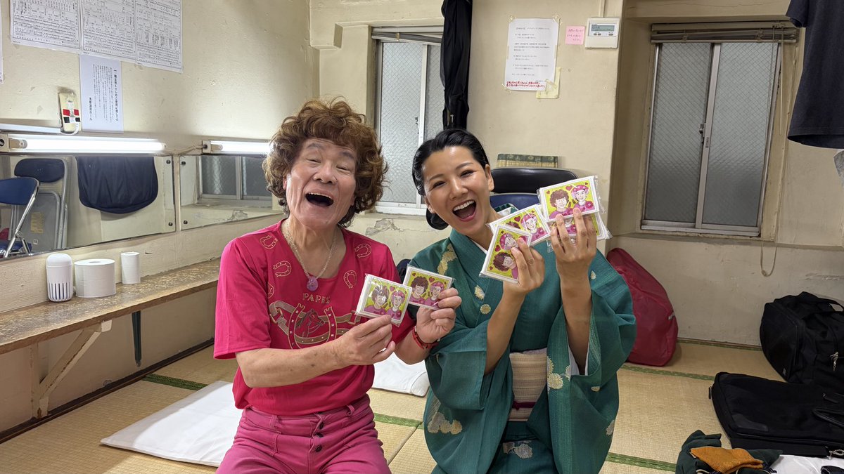 8848pee's tweet photo. 余談ですが・この度待望の我がT.Ｐ.Ｐ(ティッシュぺーパー子)而も❗️たい平師匠自ら新たにデザインしたというレアな❗️代物⁉️作品⁉️大評判❗️奇しくも⁉️たい平師匠ゆかり⁉️の林家あずみ姉さんに譲渡⁉️進呈⁉️喜んで頂き真に嬉しい限り❗️(浅草演芸ホール　楽屋にて) https://t.co/rc6HYPGA0C