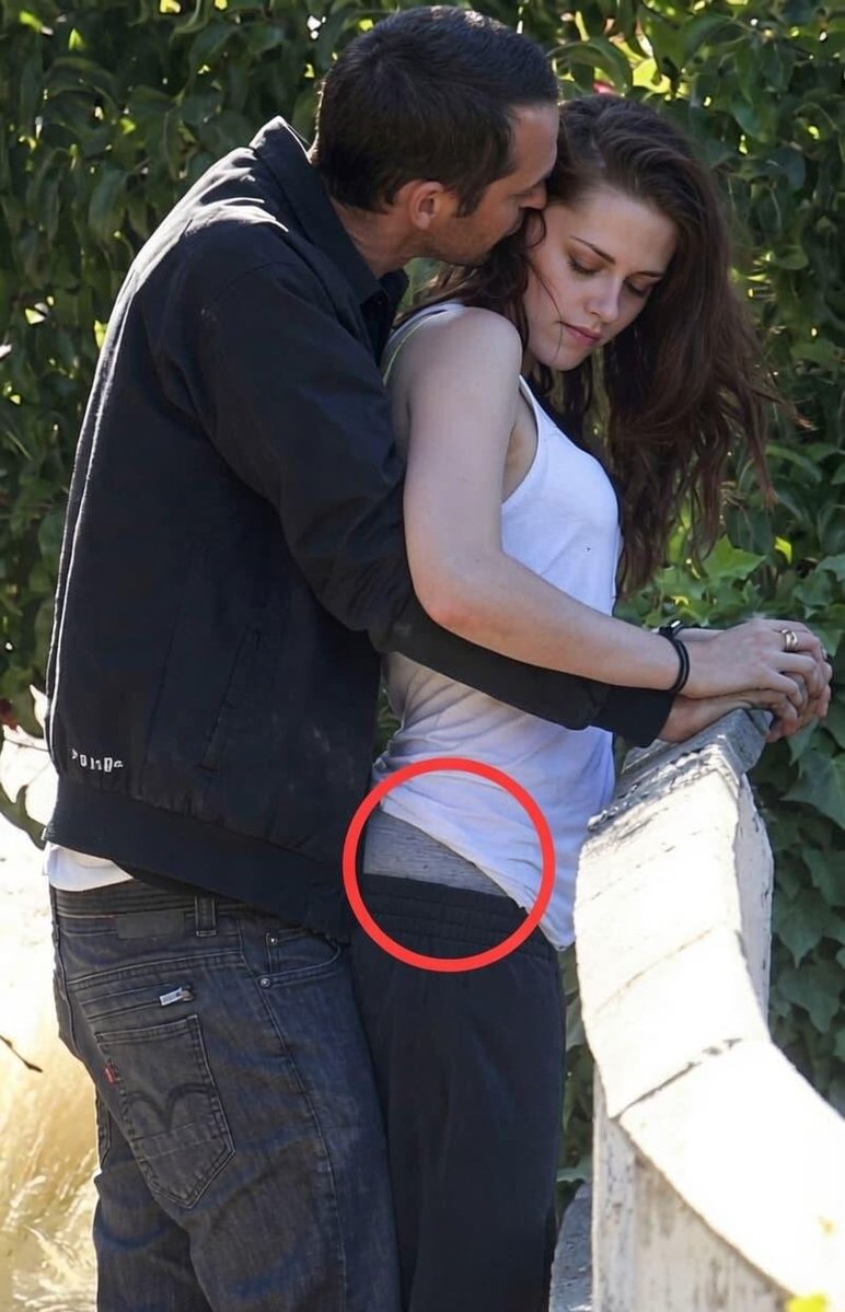 Introvert_hu_ji's tweet photo. One of Hollywood's biggest scandals: Kristen Stewart was caught kissing her director while she was still dating Robert Pattinson. https://t.co/APdiUqOtXQ