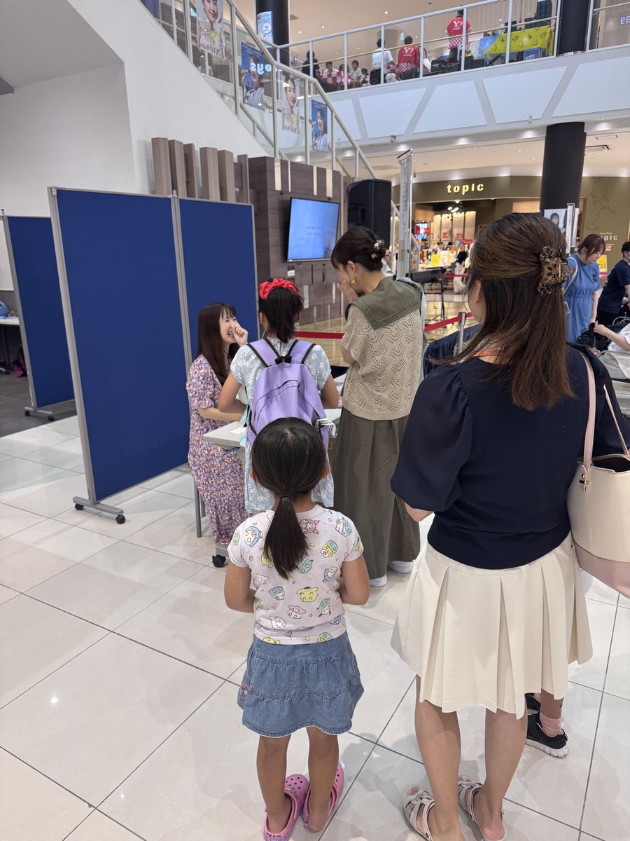 Fujita_Maiko's tweet photo. 7/18（土）テラスウォーク一宮でのフリーライブで、サイン握手会もとても楽しかったです。フリーライブでは、お子さんが産まれて久しぶりに歌を聞きにこられたという方も多くて、小さなお子さんとも握手ができてほっこりします。

そしてこの前はお子さんがさらに大きくなっていて、サイン会でママがすごく泣いてくださっている横で小学生くらいのお子さんが「ママ、泣きすぎだから」と冷静に言っているという光景が何組かあって😂お子さんが成長するとこうなっていくのかと、微笑ましたかったです。

でも泣いてくださる方々は、私に会えたことだけじゃなくて、ライブにもなかなか行けないくらい色んなことを頑張って来られて、成長したお子さんと一緒にフリーライブに来て「いつも歌を聴いてました」と伝えてくれる時には色んな思いがそこにあるんだろうなと感じました。何度も胸が熱くなったり、笑ったり、サイン握手会はやっぱり素敵な時間だなと感じました。

#藤田麻衣子
#フリーライブ
#サイン握手会
#テラスウォーク一宮
#愛知