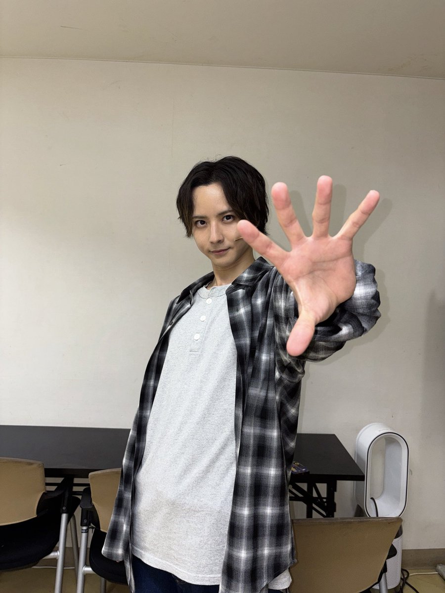 maejima_yoh's tweet photo. #舞台gift 大千穐楽！

ご来場いただいた皆々様、
誠にありがとうございました！

上質な作品と共演者の方々に出会えました。皆様の心に残る作品の１つとなっていましたら幸いです。

最後の最後に賢志さんと‼️ https://t.co/eaEmOfbuUn