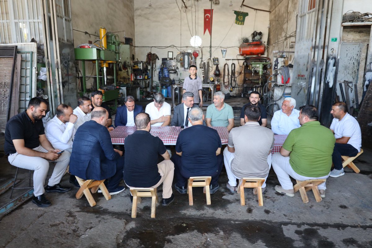 milhamigunbegi's tweet photo. "AK Parti Bir Türkiye Kitabıdır."

📍Eyyübiye

Eyyübiye İlçe Başkanımız @ElgunSuleyman, İl Yönetim Kurulumuz, İl Gençlik Kolları Başkanvekilimiz Halil Akdemir ve Eyyübiye İlçe Teşkilatımızla birlikte partimize emek vermiş dava arkadaşımız Ömer Ekinci ağabeyimizi ziyaret ederek, Cumhurbaşkanımız ve Genel Başkanımız Sayın Recep Tayyip Erdoğan imzalı teşekkür belgesini takdim ettik.

Bu kutlu yürüyüşe gönül veren, emeğini, alın terini ve sarsılmaz inancını ortaya koyan tüm dava arkadaşlarımıza; partimizin en büyük gücü ve gönüldaşları olan kıymetli üyelerimize yürekten teşekkür ediyoruz.

Birlik ve beraberlik içinde azim ve kararlılıkla Türkiye Yüzyılı hedeflerimize birlikte yürümeye devam ediyoruz.

#Eyyübiye #Üyeziyareti 
@RTErdogan @Akparti @abuyukgumus @efkanala @mustafaelitas @omerrcelik @eyupkadirinan @tugbaisikercan @acarfaruka @Hayati_Yazici @hakanaksu058 @farukaytek