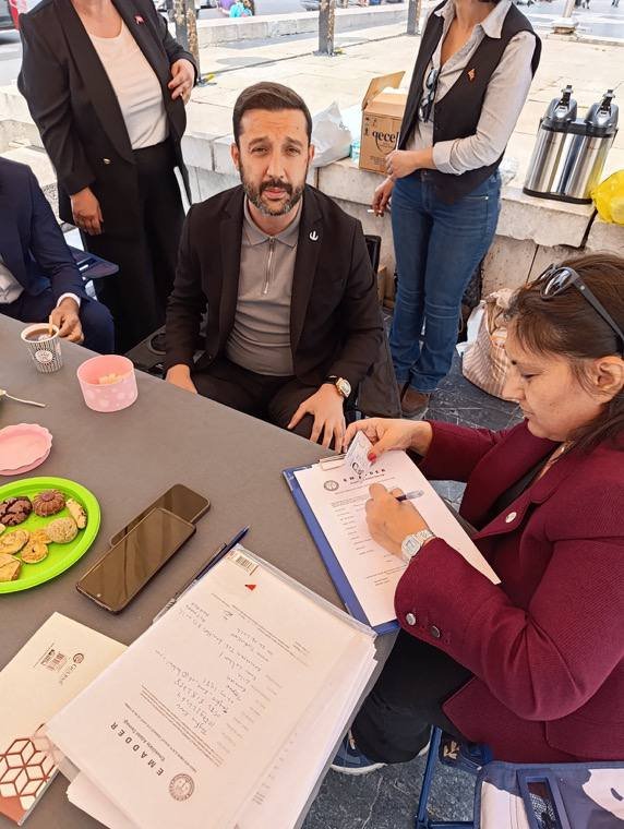 EmadDernegi's tweet photo. 📢 EMADDER ANKARA TEMSİLCİLİĞİ

🟠 YENİDEN REFAH PARTİSİ SAYIN MELİH GÜNER

@rprefahpartisi
@erbakanfatih
@melihguuner 
@ERTURKACUN 
@ha_kanay 
@yildirimmermer 

Ankara’da gerçekleştirdiğimiz stand ve broşür etkinliğimizi ziyaret ederek bizleri onurlandıran Yeniden Refah Partisi Ankara İl Başkanı Sayın Melih Güner, Mamak İlçe Başkanı Sayın Ertürk Acun ve kıymetli heyetine gönülden teşekkür ediyoruz.

Sayın Melih Güner’in kademeli emeklilik konusunda gösterdiği yakın ilgi, samimi yaklaşımı ve mağduriyet yaşayan milyonların sesine kulak veren duyarlılığı bizler için son derece kıymetlidir. 

Mücadelemize verdikleri destek ve nazik ziyaretleri, adalet arayışımıza güç katmıştır.

Saygılarımızla,
Emeklilikte Adalet Derneği

@rprefahpartisi
@erbakanfatih
@suatkilic
@MehmedAltinoz
@DoganBekin
@mvaliyuksel42
@mehemmed19
@melihguuner
@ha_kanay
@magdursuztoplum
@kockemal6606

@EmadDernegi
@EMADDER_KADEME
#KademeSusmayacak