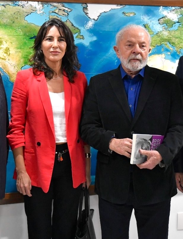 NataliaDLSok's tweet photo. La inaceptable seguidilla de insultos de Javier Milei contra @LulaOficial, presidente democrático de la nación hermana de Brasil, es una conducta irresponsable que no representa al pueblo argentino.

Milei convirtió la violencia verbal y la descalificación en una forma de hacer política. Ataca al adversario, degrada el debate democrático y reemplaza la seriedad institucional por la provocación permanente.

Brasil no solo es un país hermano: es un socio estratégico fundamental para la Argentina. Pero aun sin considerar esos vínculos, las agresiones a Lula, a sus instituciones democráticas y al pueblo brasileño son inadmisibles.

Este comportamiento merece un repudio categórico y un rechazo absoluto, sin excusas, atenuantes ni condicionamientos.