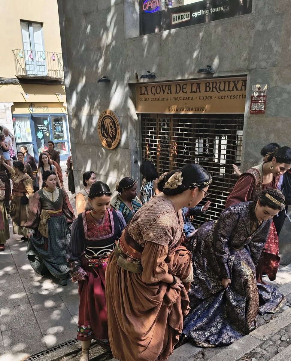 EnroladosBrazil's tweet photo. A COROAÇÃO!💜☀️👑

Os figurantes do Live action de Enrolados já estão circulando pelo set externo de filmagens em Girona na Espanha para serem gravados na cena de coroação da Rapunzel.

Os looks belíssimos mds! https://t.co/lPERMNjfgH