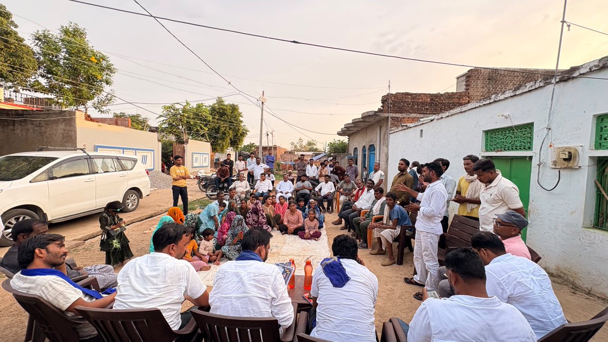 SunilAstay's tweet photo. 📍दतिया उपचुनाव, हमीरपुर (दतिया शहर)

30 जुलाई का दिन होगा, केतली चुनाव चिन्ह होगा।
दतिया शहर हमीर पुर में बैठक, आजाद समाज पार्टी कांशीराम के प्रत्याशी भाई दामोदर यादव जी के समर्थन में मतदान देने की अपील जनआशीर्वाद लिया।

#ChandraShekharAzad #DamodarYadavMandal #SunilAstay 
#DatiaByElection #AzadSamajParty #JaiBhim