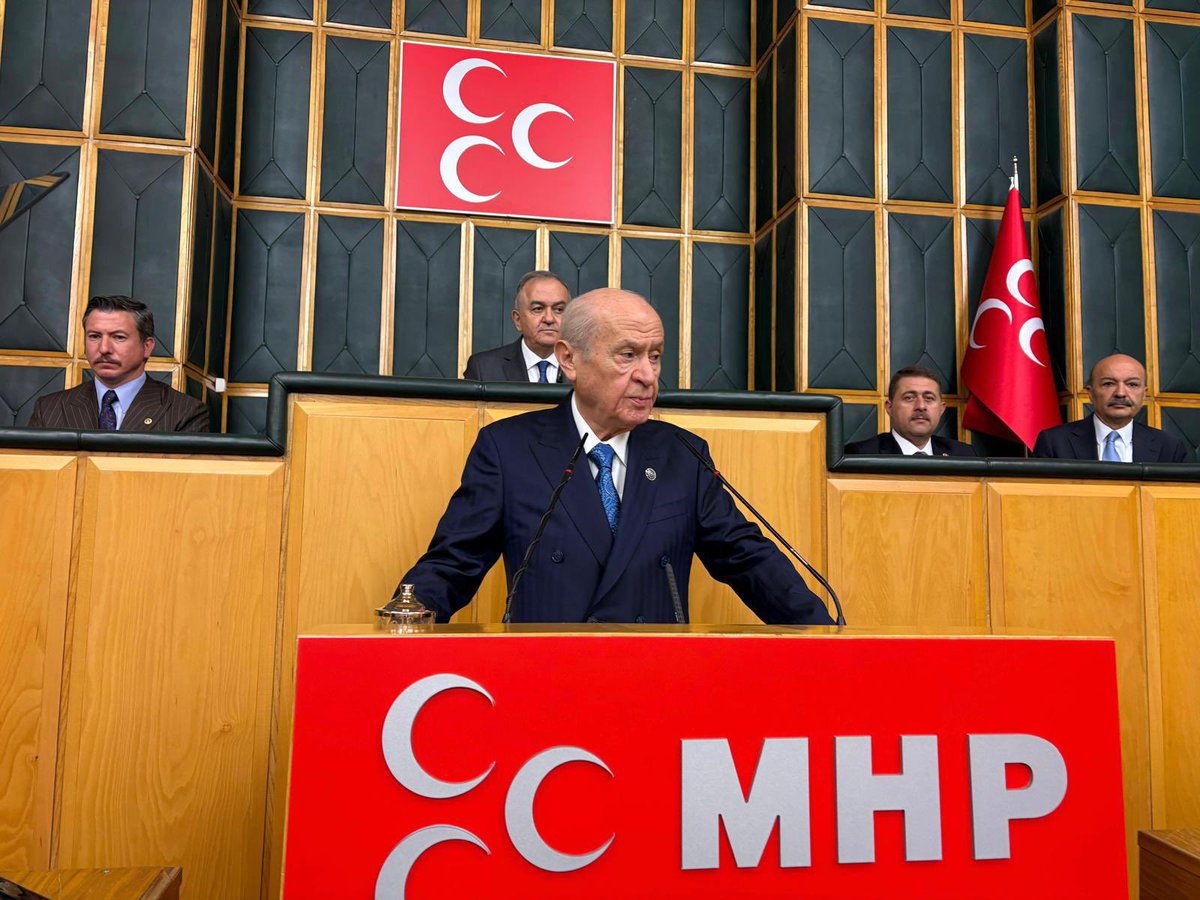 ayyildirim1's tweet photo. Siyaset, öfkenin hiç dinmediği bir hesaplaşma alanı haline gelirse çerçevesi kırmızı ve keskin demokrasi çizgileriyle çizilmiş rekabet ortamı giderek bir husumet girdabına dönüşür. Geçmişin muhasebesi, geleceği rehin alan bir rövanş arayışına dönüşmemelidir.

Sayın Özgür Özel’in de siyasi emeği, hem Cumhuriyet Halk Partisi çatısı altında sürdürmüş olduğu hem de Türk siyasi hayatına geçtiğimiz günlerde giren Yeni Parti ile temsil ettiği Genel Başkanlık makamı ve buna bağlı olarak kendisinin politikasına güvenen 91 milletvekili ile iyi dileklerini esirgemeyen potansiyel seçmen kitlesi aşikardır.

Sayın Özel’in üzülmesini, siyasi şahsiyetinin gündelik tartışmalar arasında hırpalanmasını veya CHP – Yeni Parti kanadında süren hesaplaşmaların hedefi haline getirilmesini arzu etmeyiz. Sayın Kılıçdaroğlu’nun hakkına nasıl hukuken riayet edildiyse Sayın Özel’in birikim ve konumu da saygıyla karşılanmalıdır. Türk siyaseti, bir hakkı teslim ederken ötekini gözden çıkaran sığ bir anlayışa cevaz vermez.

Cumhuriyet Halk Partisi içinde veya çevresinde ortaya çıkan yeni siyasi oluşumlar da demokratik hayatın kendi tabii seyri içinde değerlendirilmelidir. Yeni Parti’nin kuruluşuyla birlikte yeni bir yol açılırken eski yol arkadaşlarının birbirine kin ve haset duyması, geride kalanların ihanetle, ayrılanların vefasızlıkla suçlanması doğru sonuçlar doğurmayacaktır. 

Siyaset, yakılan köprülerin dumanında yürümeyecektir. Kırılan gönüller, ağır sözler ve karşılıklı ithamlar bir süre sonra yalnızca kişileri ve partileri değil toplumsal huzuru da yıpratır.

Son günlerde kamuoyuna yansıyan rozet töreni, figüran ve organizasyon tartışmaları da bütün yönleriyle açıklığa kavuşturulmalıdır. Cumhuriyet Halk Partisi’nin köklü geçmişinin yapay kalabalıkların, sahte görüntülerin ve hazırlanmış mizansenlerin üzerine bir gelecek inşa ediyor olma iddiası, Türk siyasi hayatının kalbine ağır bir darbe gibi inmiştir. 

Gönüllere dokunamadan doldurulan salonların hiçbir hükmü yoktur. Bunun yanında, henüz gerçekliği kesinleşmemiş iddialar üzerinden insanların şeref ve haysiyetine saldırılması ve peşin hükümlerle siyasi infaza başvurulması da kabul edilemez. Hakikat, hukukun aydınlığında ortaya çıkarılmalı, söylenti siyasetinin karanlık gölgesi demokrasimizin üzerine düşürülmemelidir.

Liderimiz Sayın Devlet Bahçeli