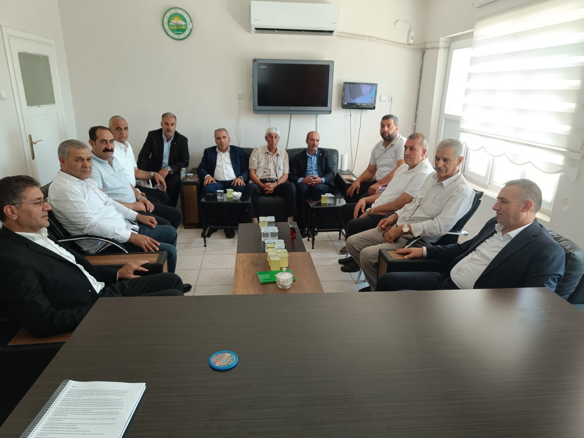 HudaParSiverek's tweet photo. AK Parti İlçe Başkanı Sayın Cengiz Özeyranoğlu, İlçe Başkanımız Sayın Celâl Öztürk'e hayırlı olsun ziyaretinde bulundu.
Nazik ziyaretleri için kendilerine teşekkür ediyor, çalışmalarında başarılar diliyoruz.
@FarukPolat_ 
@CelalOzturk82 
#HÜDAPAR https://t.co/Ju63MX4jXV