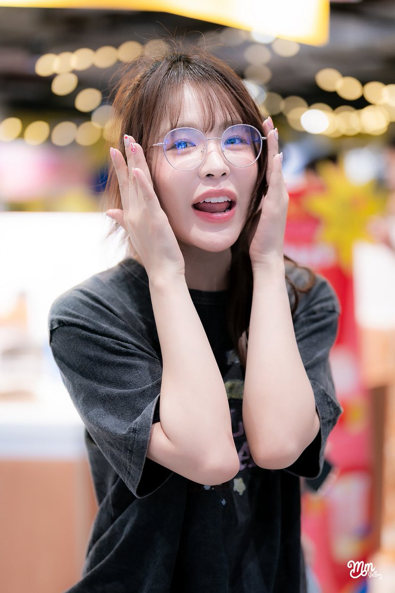 MMGallery48's tweet photo. ใส่แว่นก็น่ารักนี่นา 😳

#ArleeBNK48 #BNK48 #MMGallery https://t.co/GcMkelsUKE