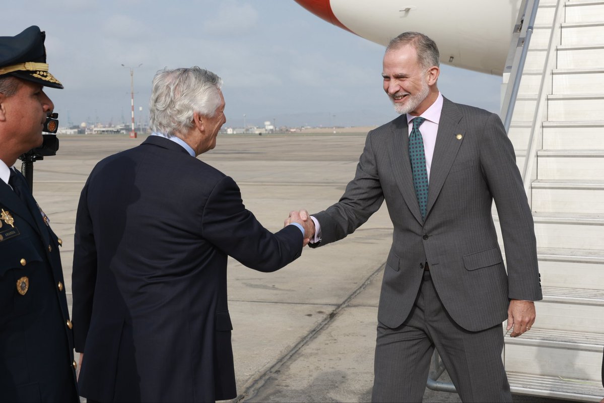 CasaReal's tweet photo. 🇵🇪 Llegada del Rey a la Base Aérea del Callao para asistir a los actos de Transmisión del Mando Supremo de la República del Perú.

➡️https://t.co/xqdg7qYpJi https://t.co/5u1GRd4scr