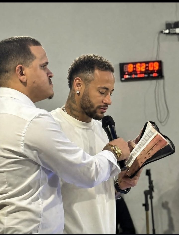 AFG_0007's tweet photo. Brazilian Superstar Neymar Jr was seen reading the bible in church ✝️🔥 https://t.co/VSsYOJMVtj