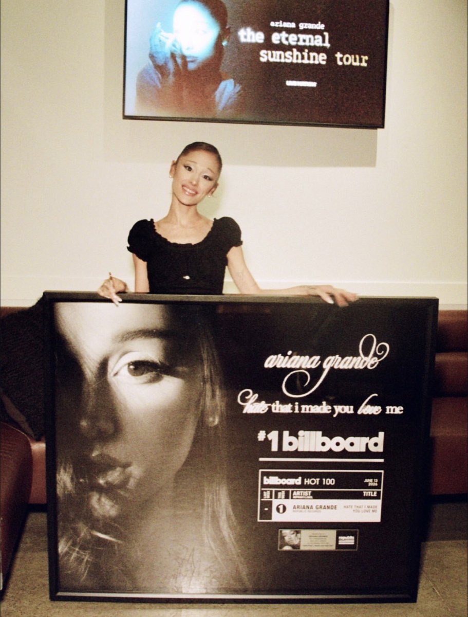 PopCrave's tweet photo. Ariana Grande stuns with plaque celebrating “hate that i made you love me” hitting No. 1 on the Hot 100. https://t.co/K5lg1yIiOC