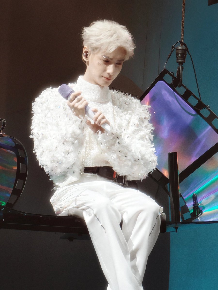 luoxistellar's tweet photo. Suddenly understanding Mo Ran in the underworld as he was asked to describe Chu Wanning and all he could say was "He's beautiful" bc that's exactly how I feel about Luo Yunxi as well https://t.co/t3LKSwbmE9
