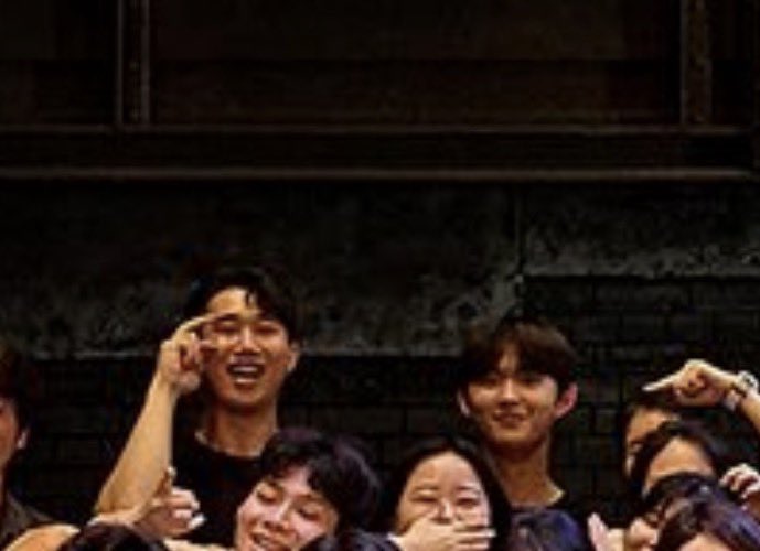 nozipsae's tweet photo. 막공 단체 사진에
1. 침투한 브이 못한 시후닝
2. 큐티빠띠 브이하고 잇는 명윤성빌
3. 이분 시그니처 브이인가...? 옆에 현떠 https://t.co/o8HkR4KQVm